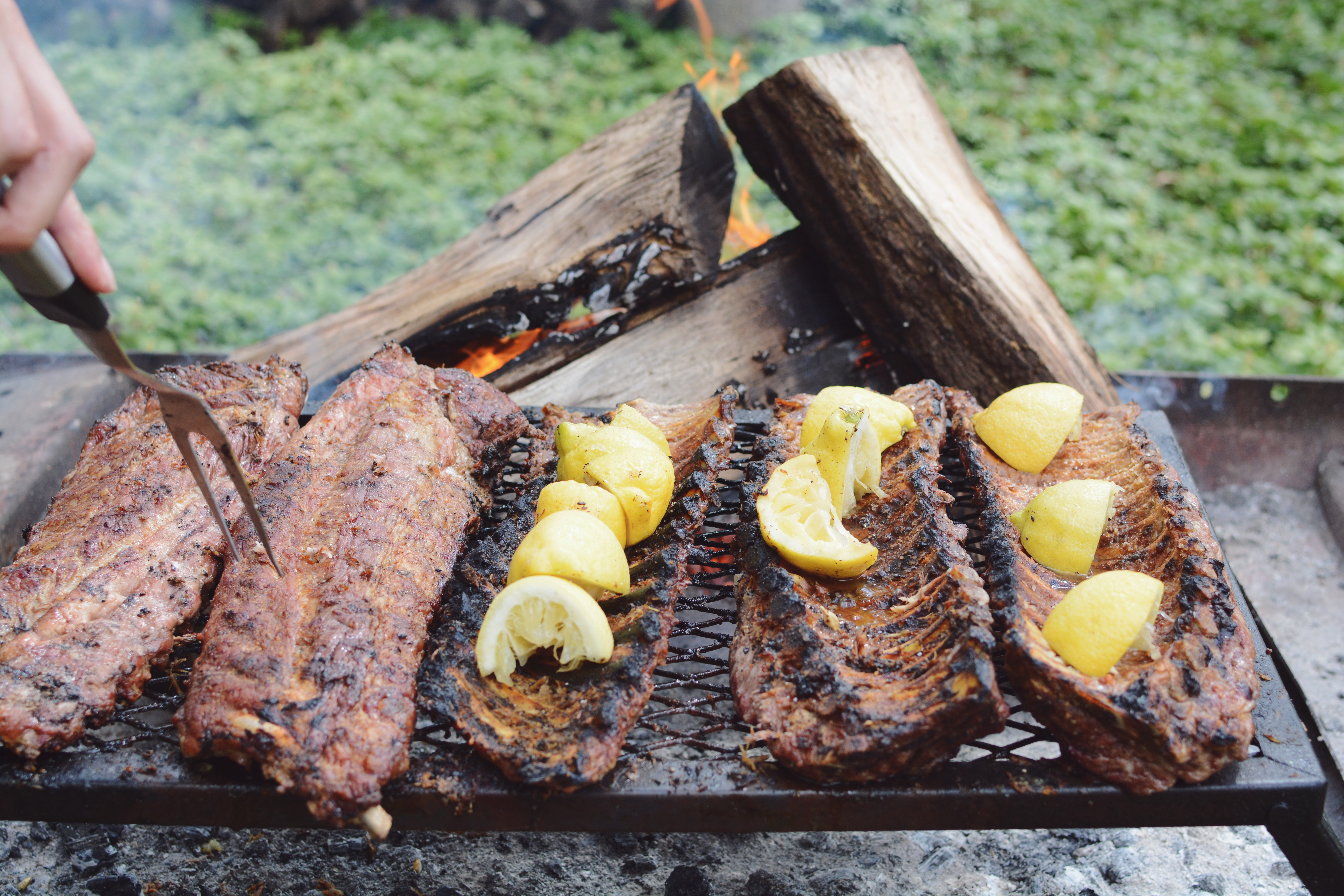 Ribs with lemon over fire